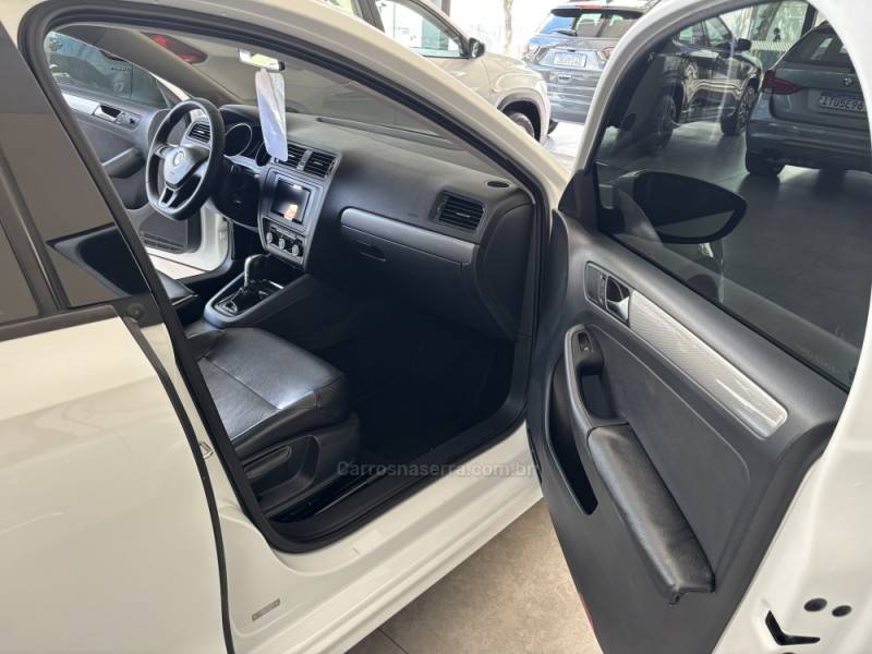 VOLKSWAGEN - JETTA - 2015/2016 - Branca - R$ 72.000,00