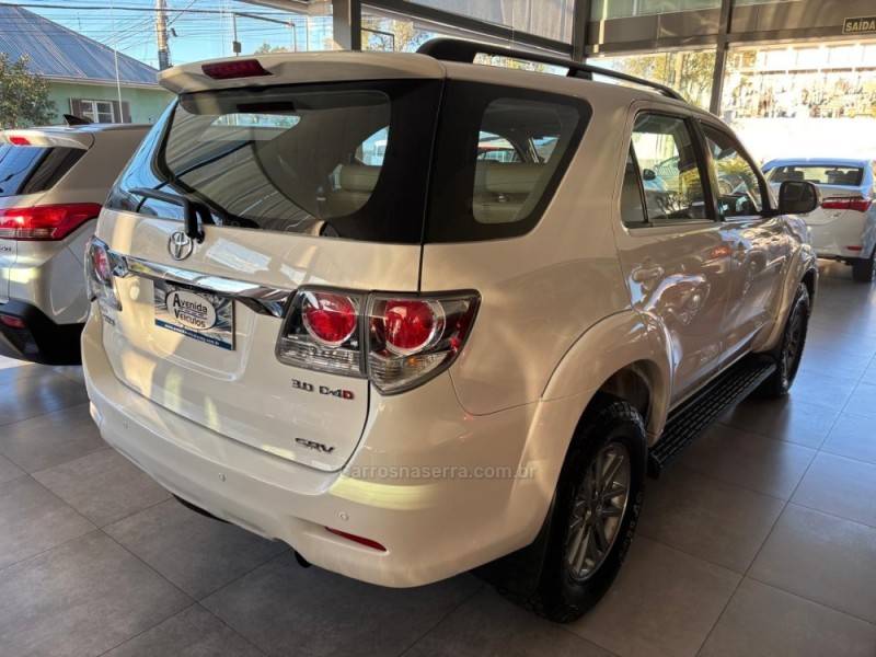 TOYOTA - HILUX SW4 - 2012/2012 - Branca - R$ 138.000,00