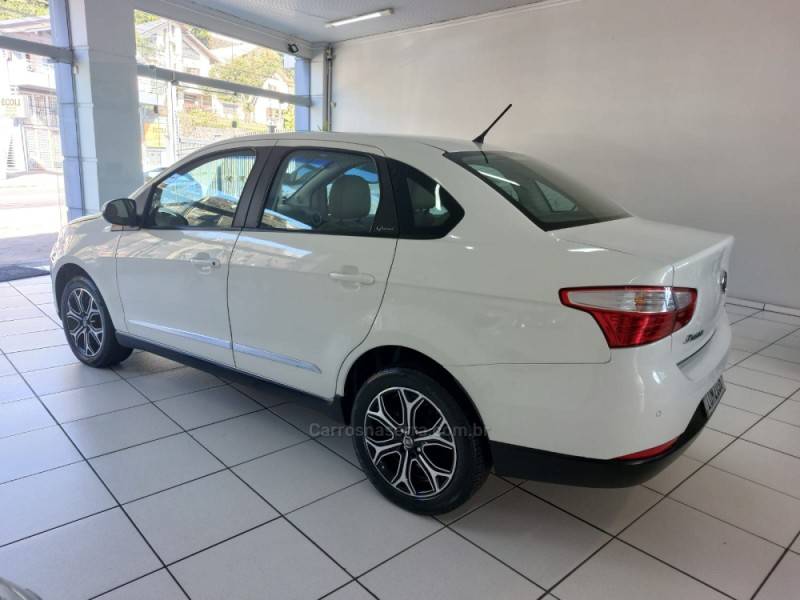 FIAT - GRAND SIENA - 2013/2014 - Branca - R$ 42.900,00