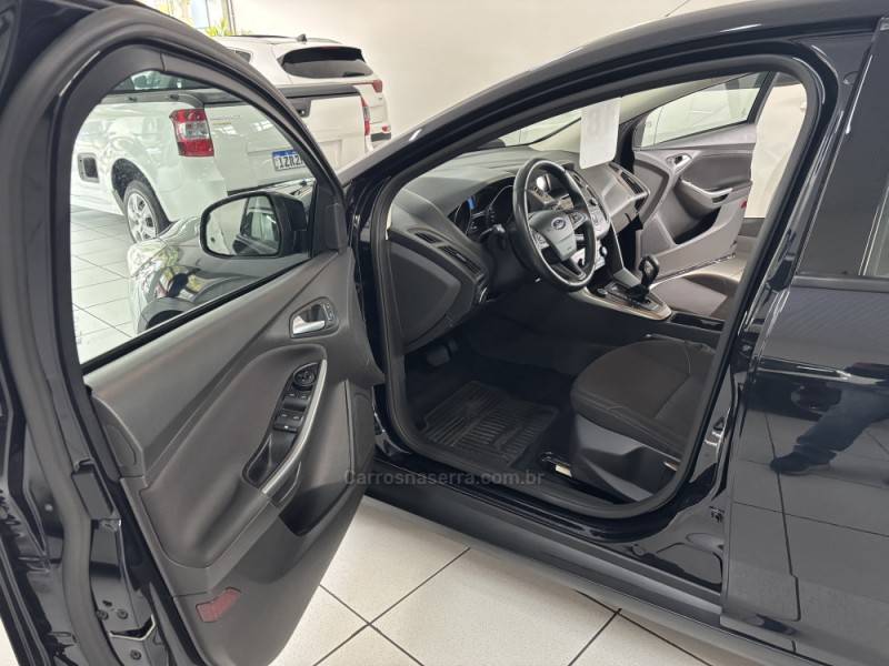 FORD - FOCUS - 2017/2018 - Preta - R$ 65.900,00