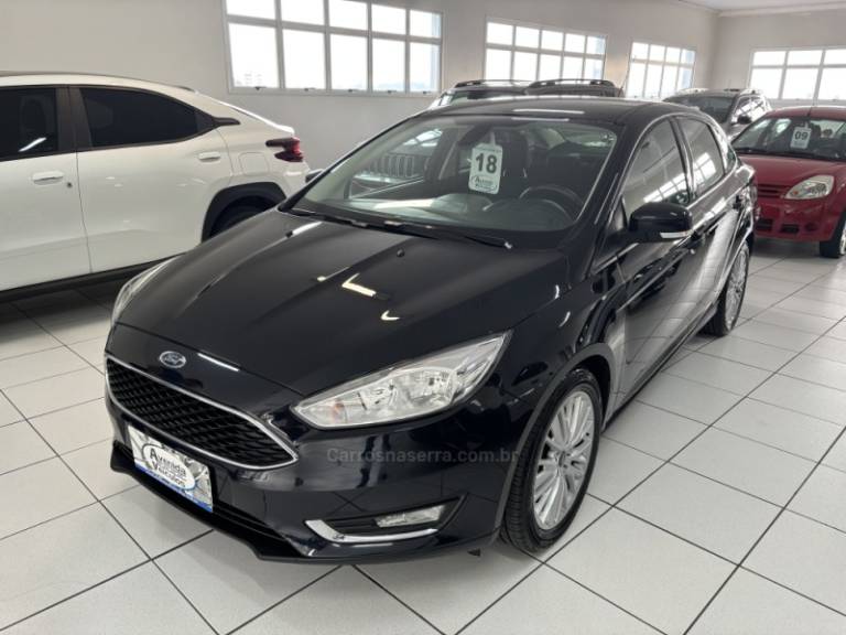 FORD - FOCUS - 2017/2018 - Preta - R$ 65.900,00