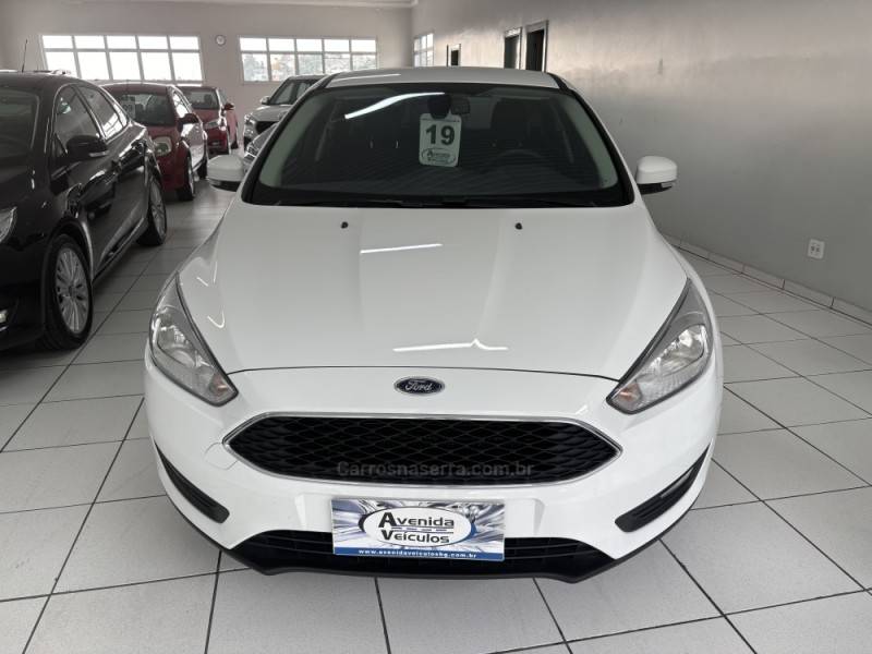 FORD - FOCUS - 2018/2019 - Branca - R$ 75.900,00