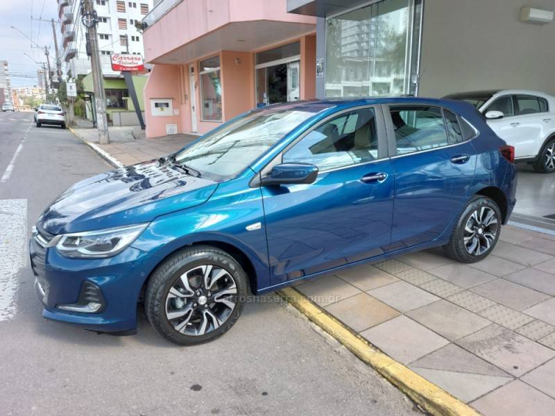 CHEVROLET - ONIX - 2022/2023 - Azul - R$ 89.900,00