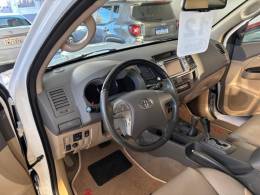 TOYOTA - HILUX SW4 - 2012/2012 - Branca - R$ 138.000,00
