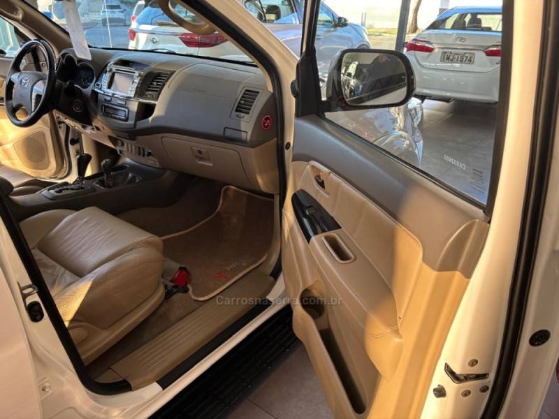 TOYOTA - HILUX SW4 - 2012/2012 - Branca - R$ 138.000,00