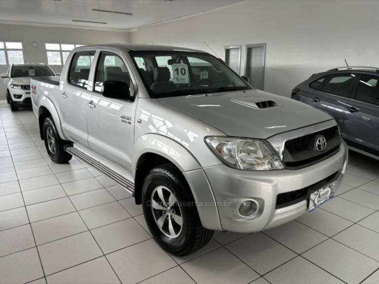 TOYOTA - HILUX - 2010/2010 - Prata - R$ 112.900,00