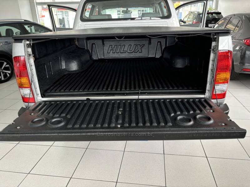 TOYOTA - HILUX - 2010/2010 - Prata - R$ 112.900,00