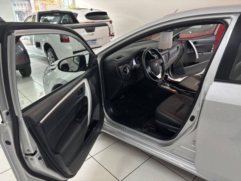 TOYOTA - COROLLA - 2018/2019 - Prata - R$ 107.900,00