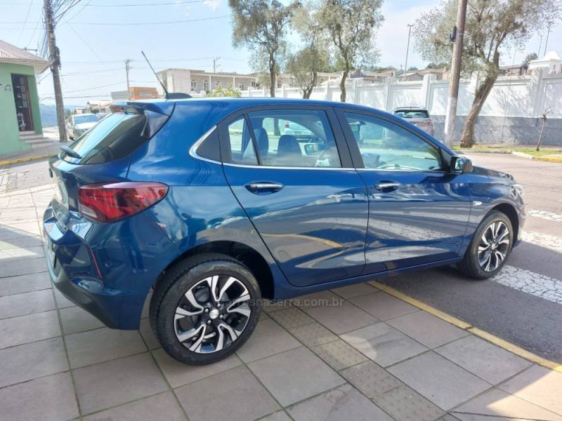CHEVROLET - ONIX - 2022/2023 - Azul - R$ 89.900,00