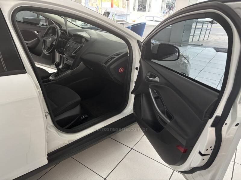 FORD - FOCUS - 2018/2019 - Branca - R$ 75.900,00