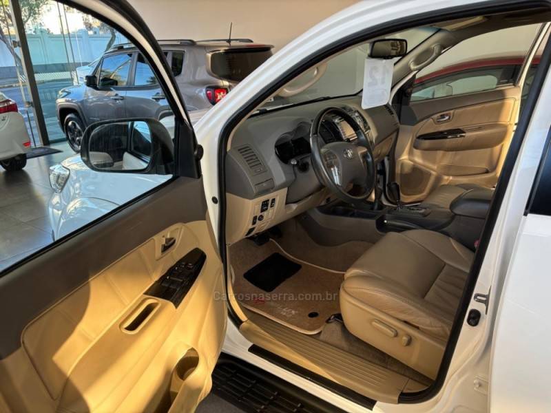 TOYOTA - HILUX SW4 - 2012/2012 - Branca - R$ 138.000,00