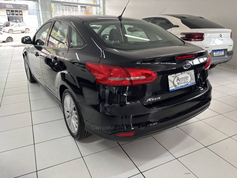 FORD - FOCUS - 2017/2018 - Preta - R$ 65.900,00