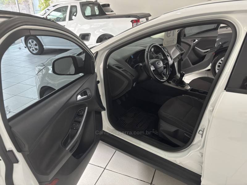 FORD - FOCUS - 2018/2019 - Branca - R$ 75.900,00