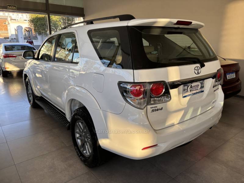 TOYOTA - HILUX SW4 - 2012/2012 - Branca - R$ 138.000,00