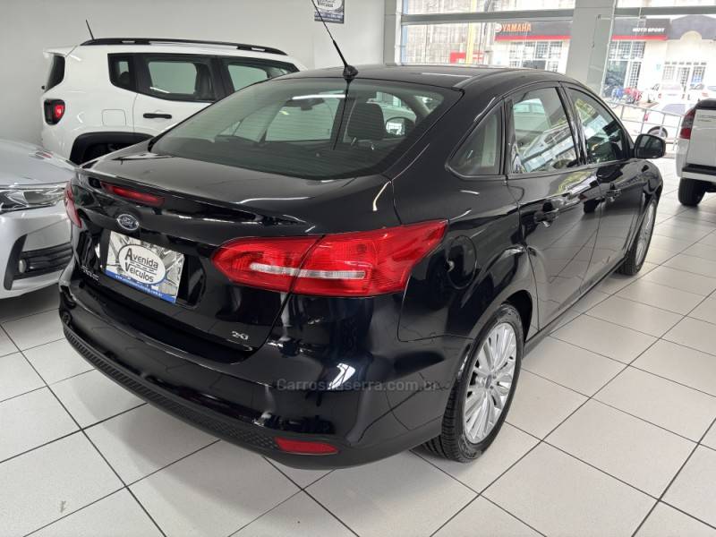FORD - FOCUS - 2017/2018 - Preta - R$ 65.900,00