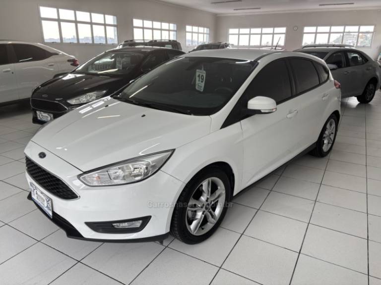 FORD - FOCUS - 2018/2019 - Branca - R$ 75.900,00