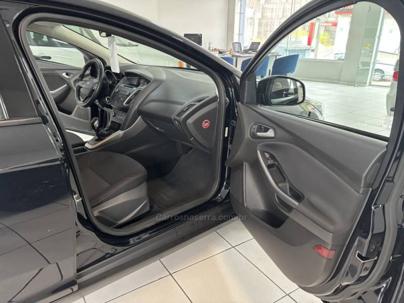 FORD - FOCUS - 2017/2018 - Preta - R$ 65.900,00
