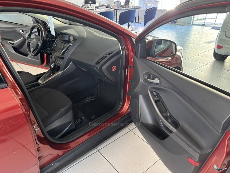 FORD - FOCUS - 2018/2018 - Vermelha - R$ 66.900,00