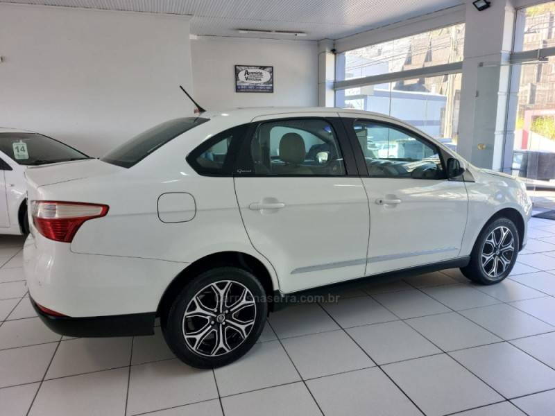 FIAT - GRAND SIENA - 2013/2014 - Branca - R$ 42.900,00