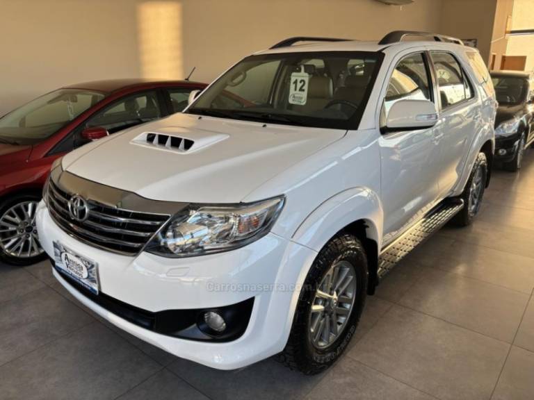 TOYOTA - HILUX SW4 - 2012/2012 - Branca - R$ 138.000,00