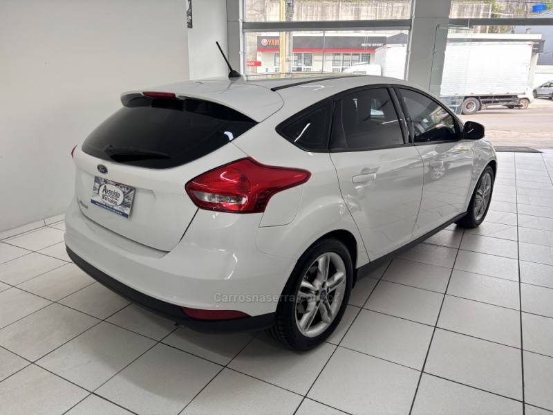 FORD - FOCUS - 2018/2019 - Branca - R$ 75.900,00