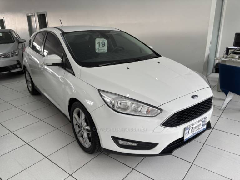 FORD - FOCUS - 2018/2019 - Branca - R$ 75.900,00