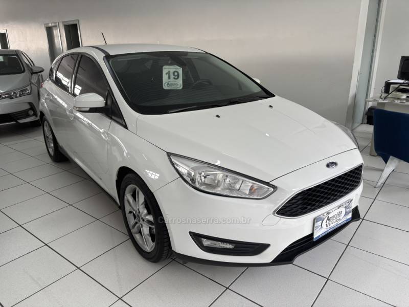 FORD - FOCUS - 2018/2019 - Branca - R$ 75.900,00