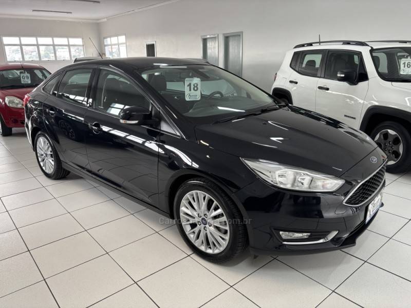FORD - FOCUS - 2017/2018 - Preta - R$ 65.900,00